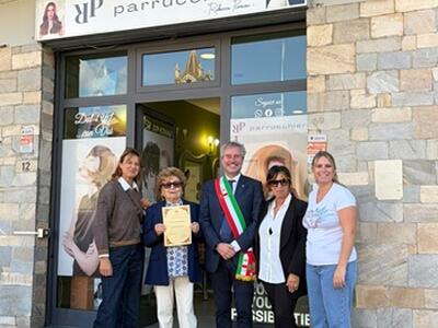 Il sindaco Pardini consegna la pergamena celebrativa del Comune di Lucca ad "RP - Parrucchieri per i 65 anni di attività