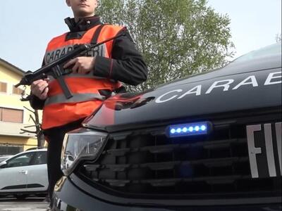 Dà in escandescenza, aggredisce i carabinieri e ne danneggia l'auto di servizio